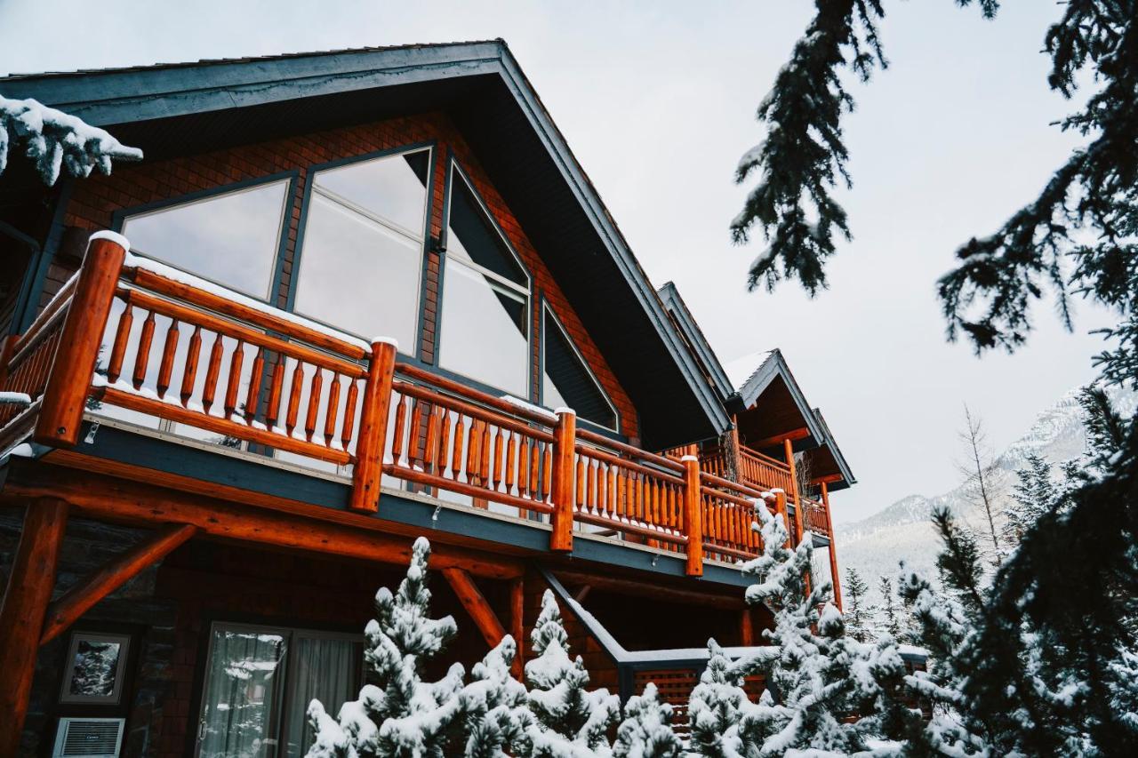 A Bear And Bison Country Inn Canmore Exterior photo