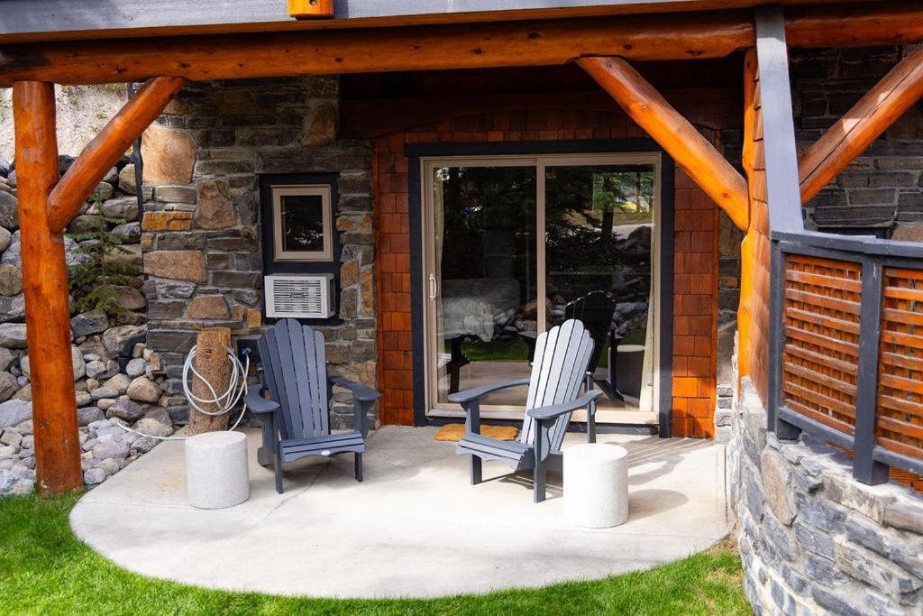 A Bear And Bison Country Inn Canmore Exterior photo
