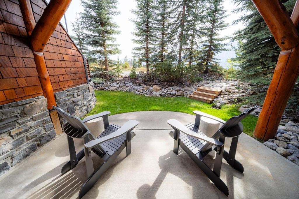 A Bear And Bison Country Inn Canmore Exterior photo