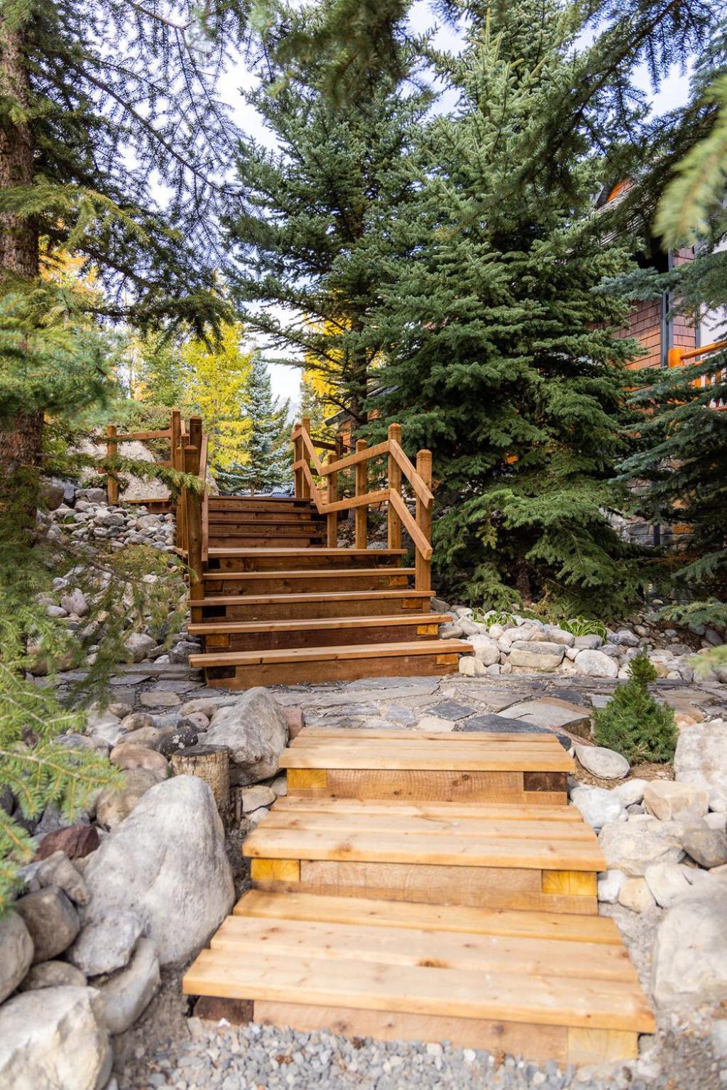 A Bear And Bison Country Inn Canmore Exterior photo