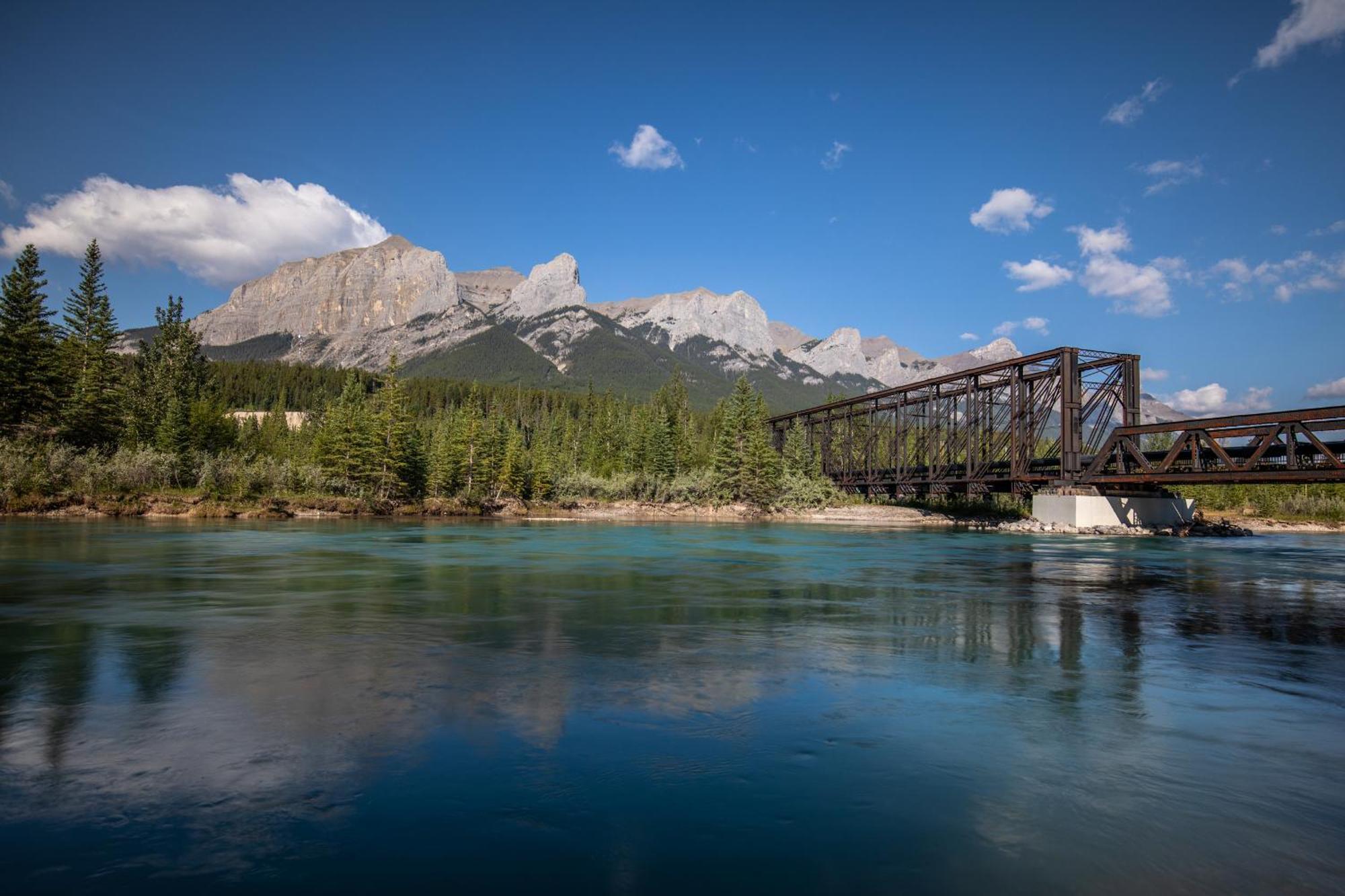 A Bear And Bison Country Inn Canmore Exterior photo