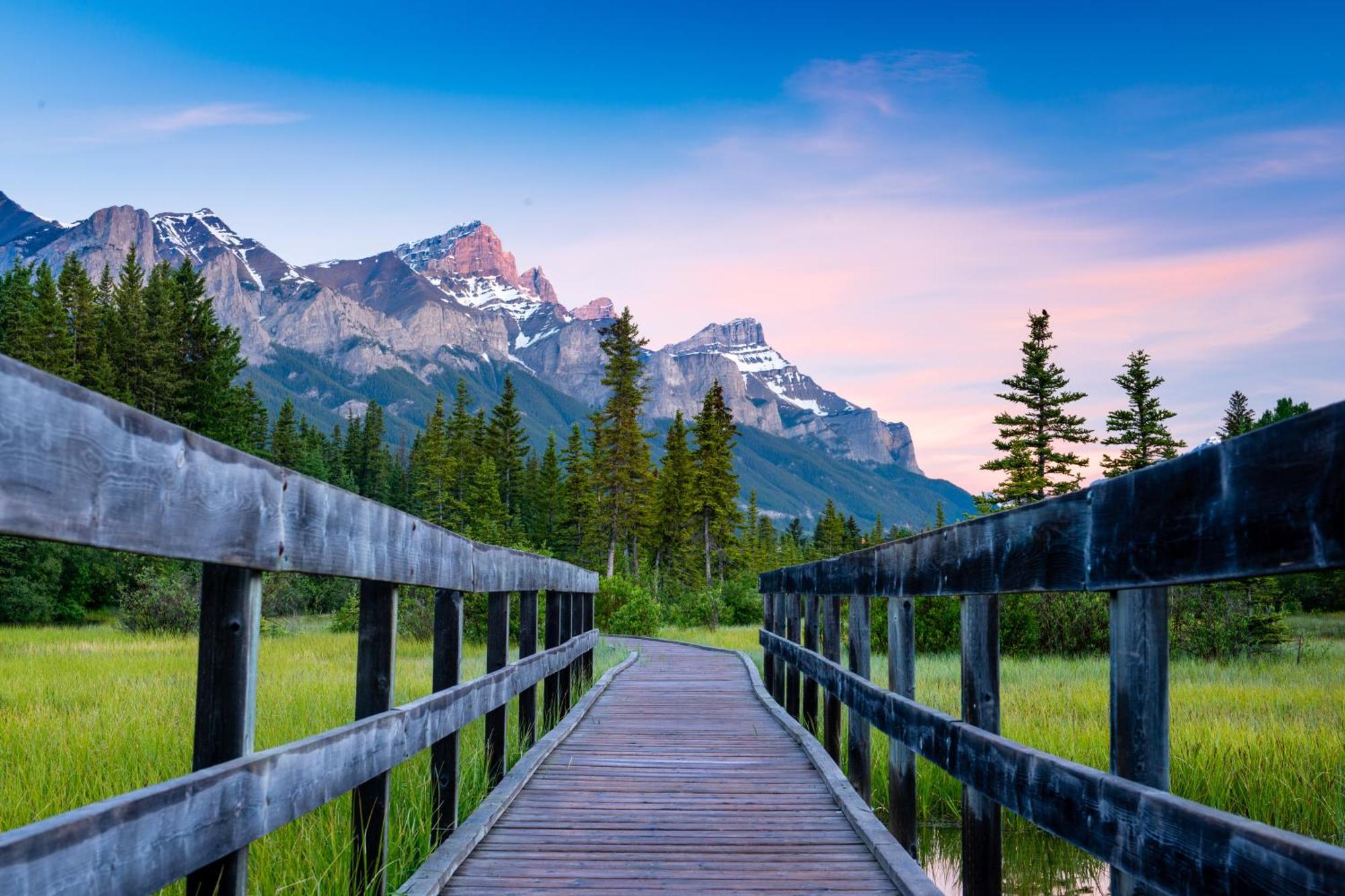 A Bear And Bison Country Inn Canmore Exterior photo