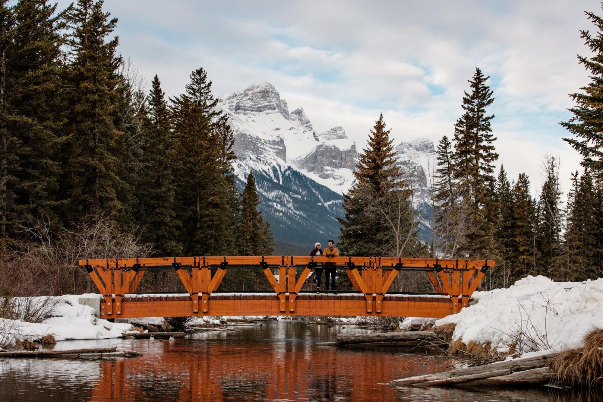 A Bear And Bison Country Inn Canmore Exterior photo