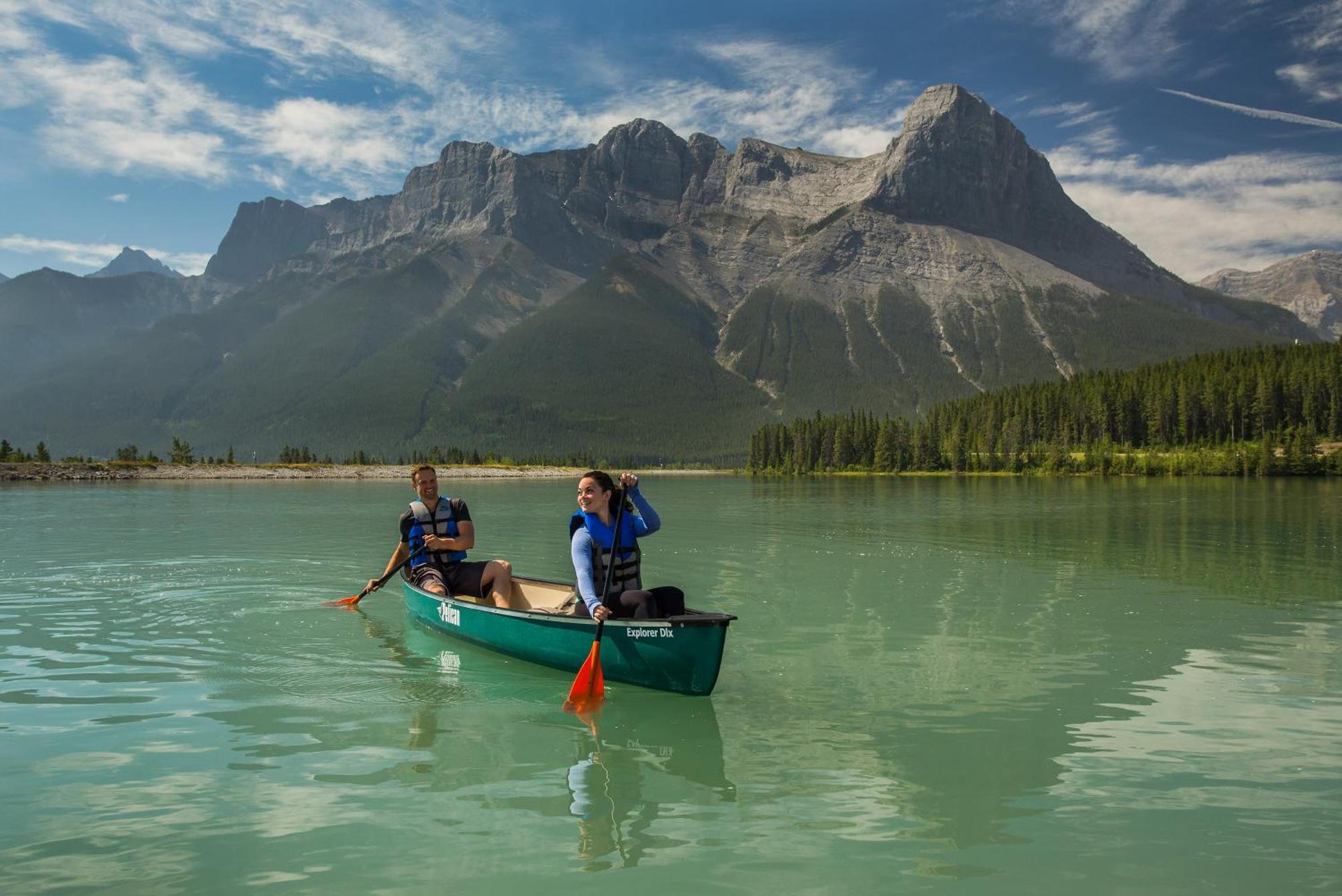 A Bear And Bison Country Inn Canmore Exterior photo