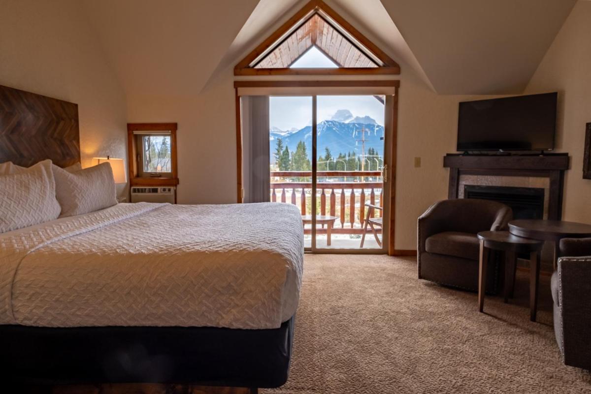 A Bear And Bison Country Inn Canmore Exterior photo