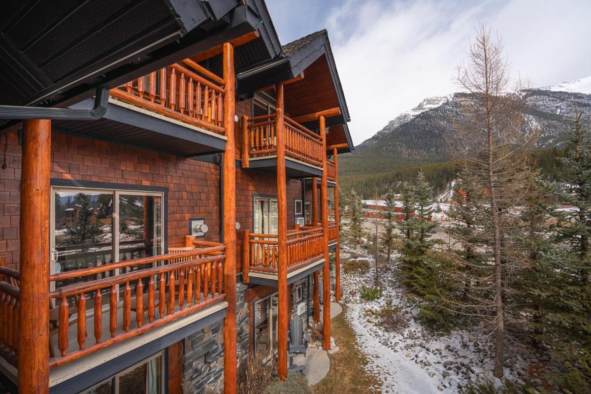 A Bear And Bison Country Inn Canmore Exterior photo