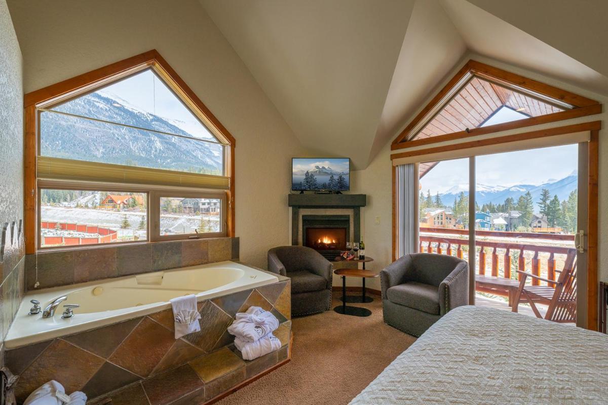 A Bear And Bison Country Inn Canmore Exterior photo