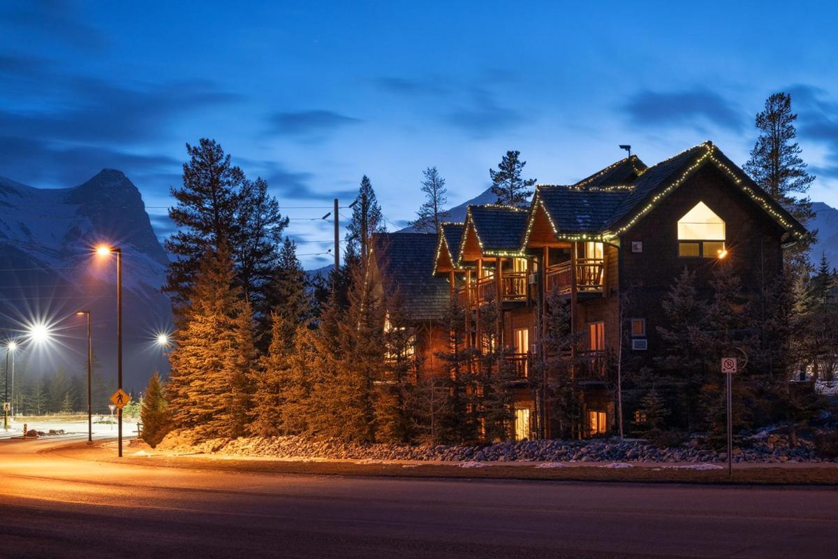 A Bear And Bison Country Inn Canmore Exterior photo