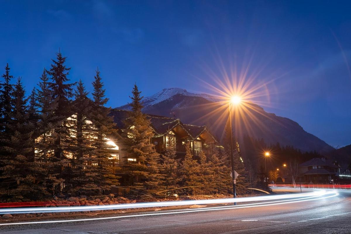 A Bear And Bison Country Inn Canmore Exterior photo